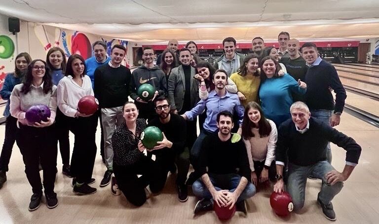 “Anche se non butti giù tutti i birilli, assicurati di farlo con stile e in buona compagnia” 🎳